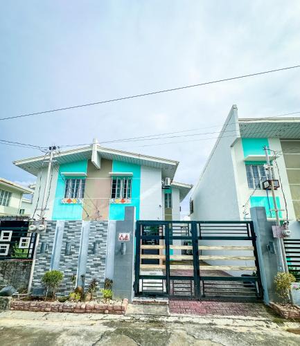Mariveles House | Pool and Pillows
