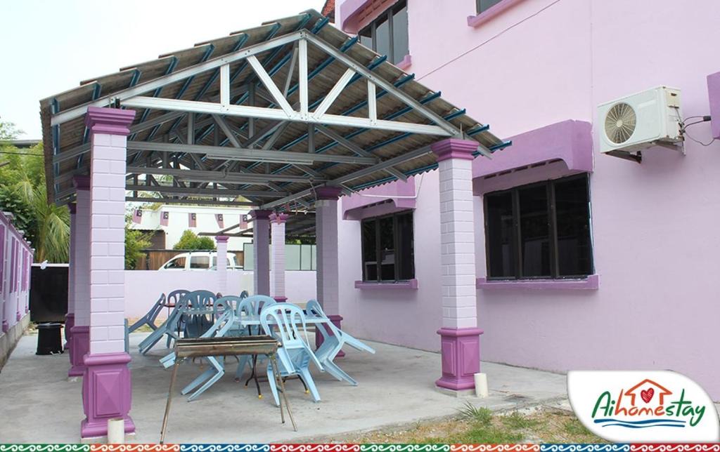 Taman Pantai Dickson Villa | Pool Bungalow (Purple & Green House)