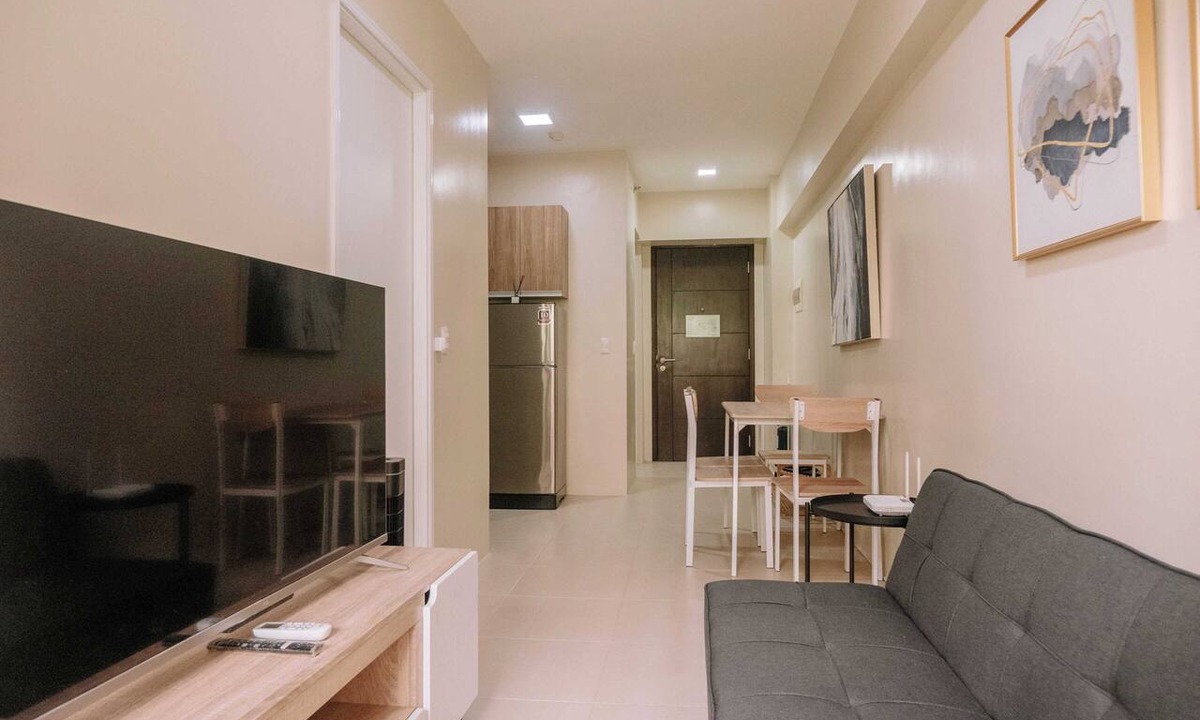 Mandurriao Condo | Pool & Garden Tranquility