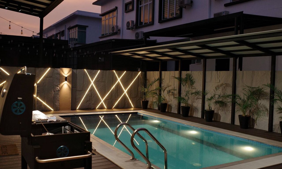 Batu Pahat House | Private Pool Villa, 4 Bedroom, Sleeps 18, Near Batu Pahat Mall