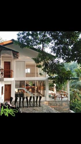 Puerto Galera House | Puerto Galera Hilltop Guesthouse -Tropical Retreat
