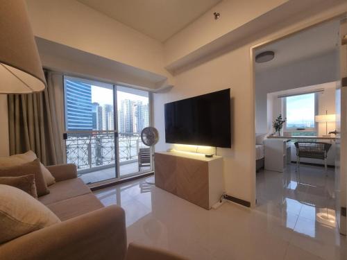 South Triangle Apartment | Queen Executive Suite near Solaire Casino and MRT
