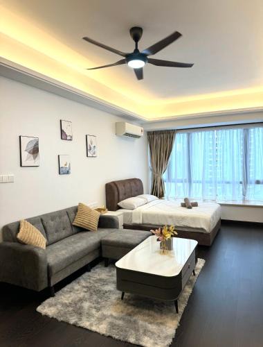 Central District Apartment | R&F Princess Cove Swimming View By TGW STUDIO