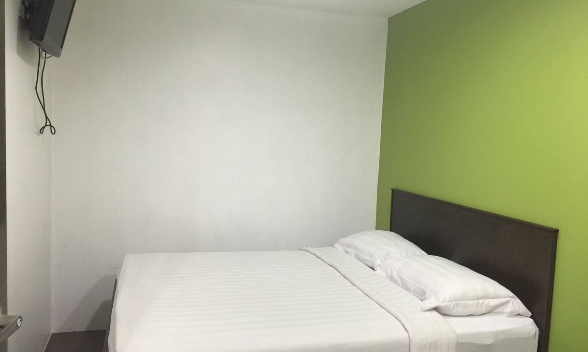 Victoria Hotel | Red Tomato Hotel