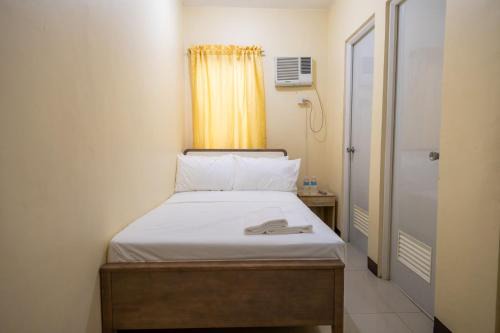 Las Pinas Hotel | RedDoorz near University of Perpetual Help DALTA & Las Piñas City Hall