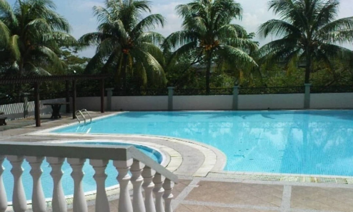 Bandar Tun Razak Condo | Relax in Modern Comfort-Quick access to City Essentials & healthcare facilities.