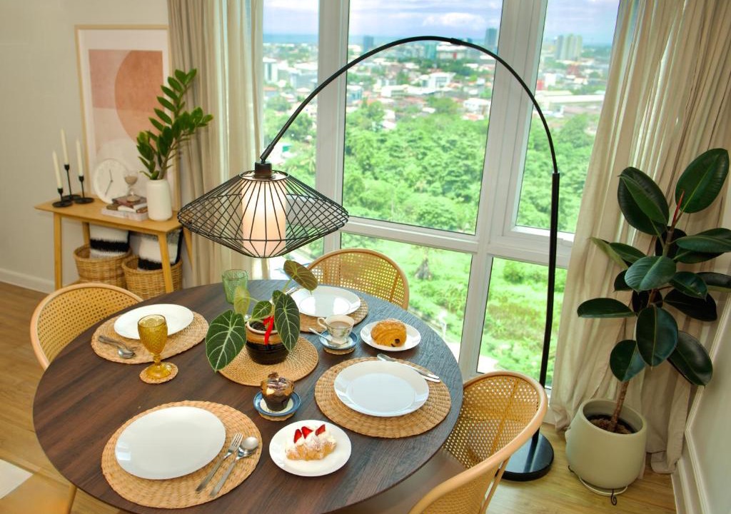 Poblacion District Apartment | Resort- Style Corner 1BR With Sea & City View- Steps From Abreeza Mall