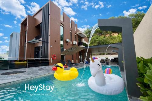Bukit Beruang Villa | RetreatsVilla Luxury 5R4B 30Pax KTV Swimmingpool by HeyStay Management
