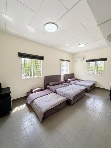 Mak Mandin House | Retro Cozy Corner-lot Homestay 18pax Raja Uda Butterworth Sunway Netflix TV Camping Vibe