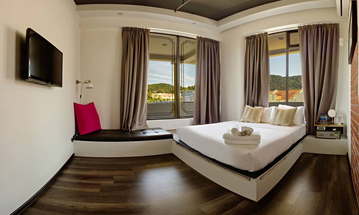 Batu Ferringhi House | Roomies Suites