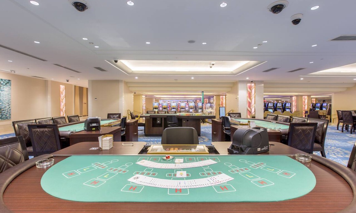 Clark Hotel | Royce Hotel & Casino