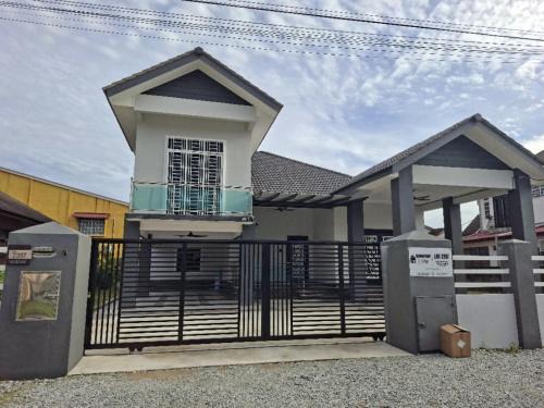 Kota Bharu House | Rumah Inap Prof Homestay Guesthouse Banglo 2 Tingkat 4 Bilik Fully Aircond Kota Bharu - Min 2 nights