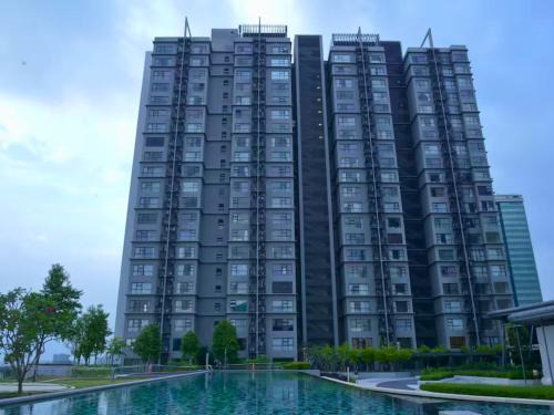 Cyberjaya Apartment | RumaKU at HYVE SOHO Cyberjaya - Studio 4pax - Wifi