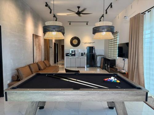 Guntong Villa | Rustic Vibe Pool Bungalow Karaoke 5R7B for 22pax