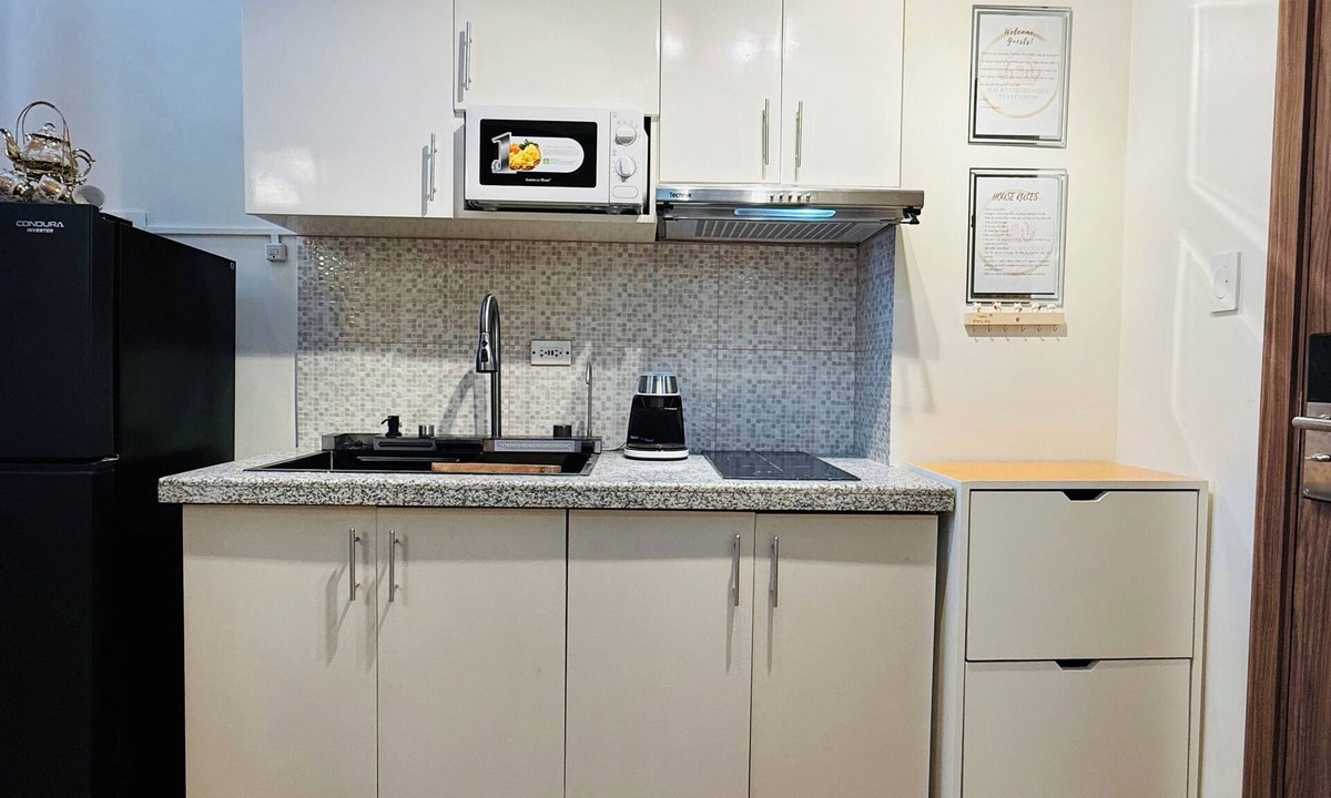 Don Bosco Condo | S&R Staycation Walk to SM Bicutan, With Karaoke,disney Plus, Netflix, Youtube