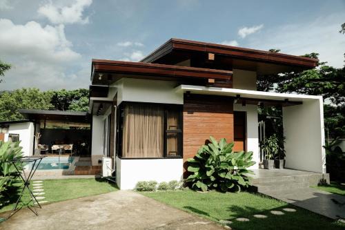 Rizal Province Villa | Sierra Sky Cabin by RK