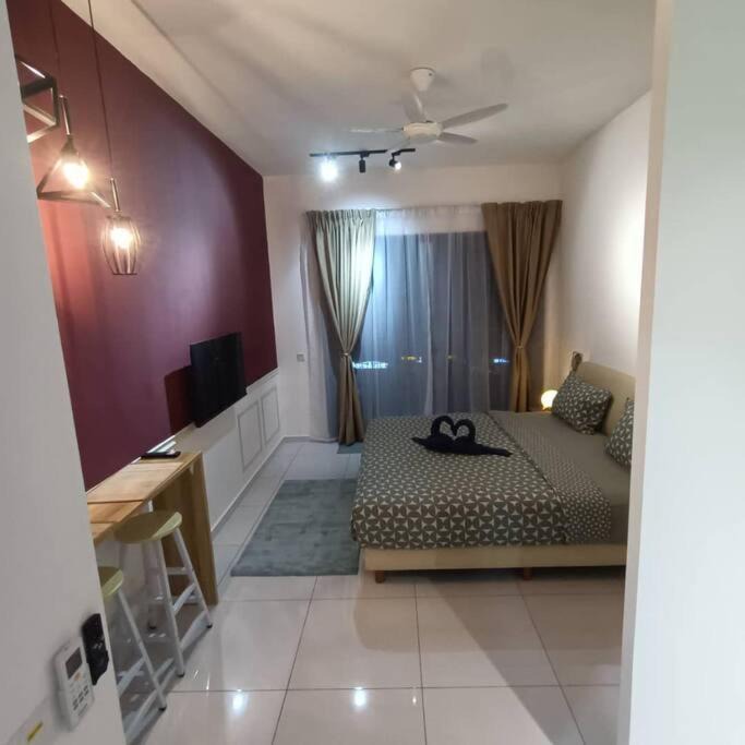 Bukit Indah Apartment | Sky Trees Private CarPark Nflix Pools View Balcony