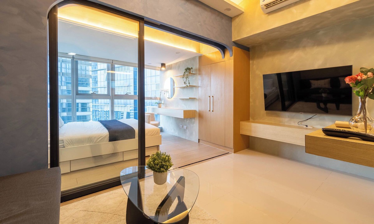 Katuparan Condo | Soothing 1-bedroom condo in lovely BGC Taguig with AC, WiFi FREE Pool use