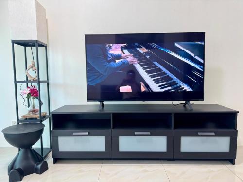 Legazpi Village Apartment | Spacious 1Br with Balcony at Beacon with Pool, 100mbps internet
