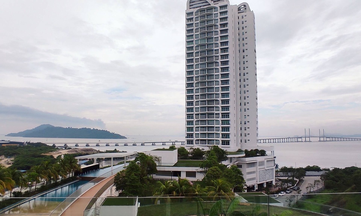 Kampung Batu Maung Apartment | Spacious 2-Bedroom with Morning's Sea View & Amenities