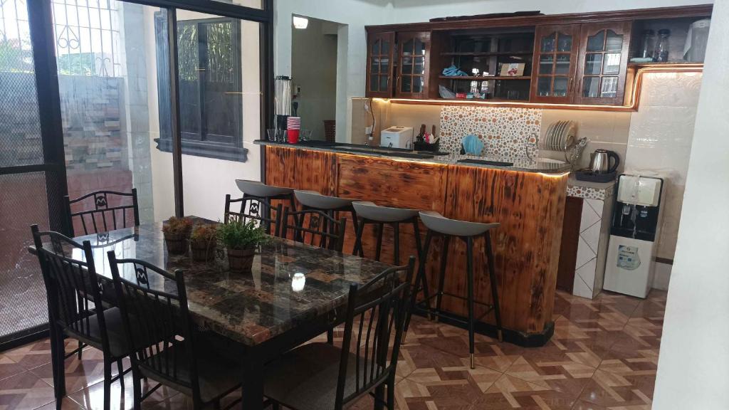 Poblacion District House | Spacious 3-Floor, 6-Bedroom House With Swimming Pool, WIFI, KTV, BBQ grill, 30pax