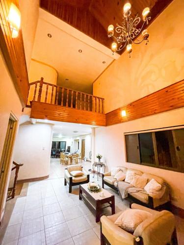 Tagaytay Apartment | Spacious Family House in Tagaytay with Billiards, Garden, and Courtyard