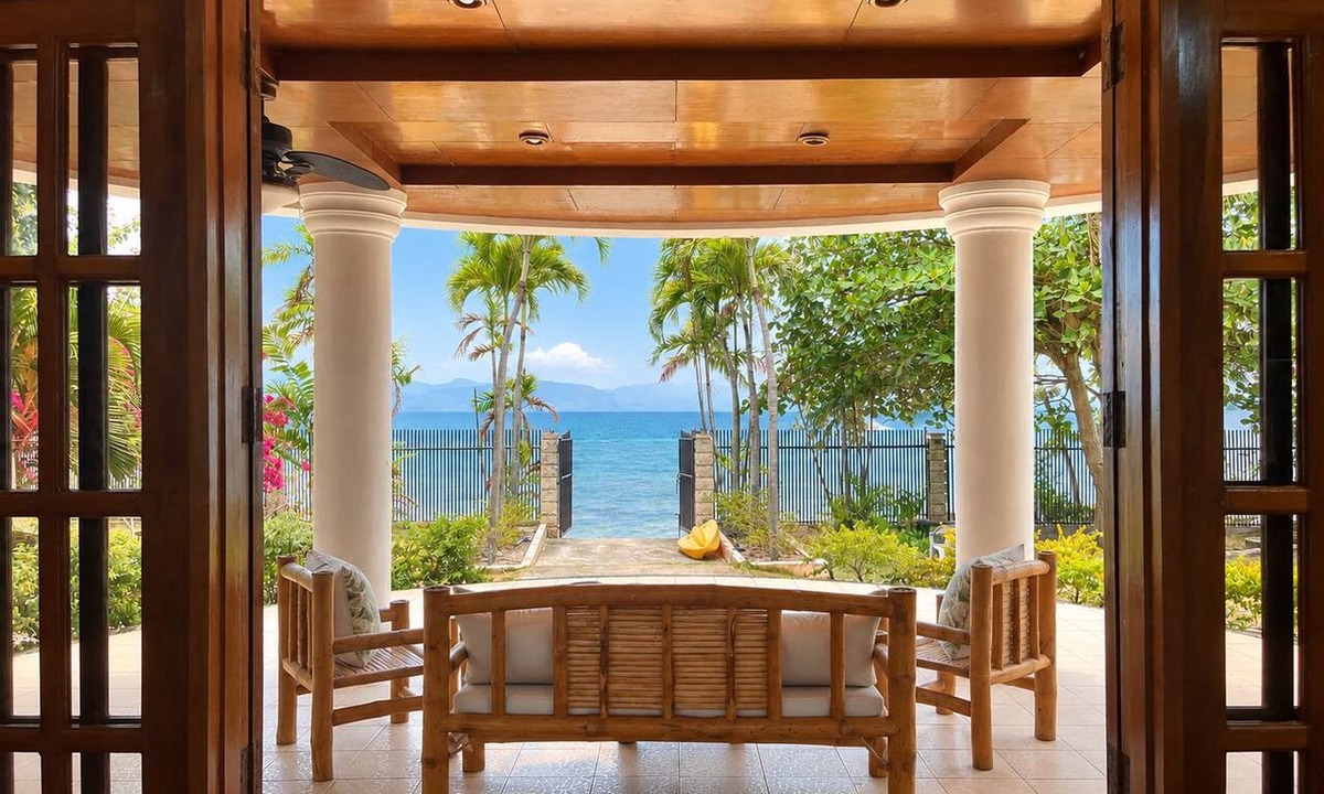 Basdiot House | Spacious Private House Beachfront! For couples or family retreat.