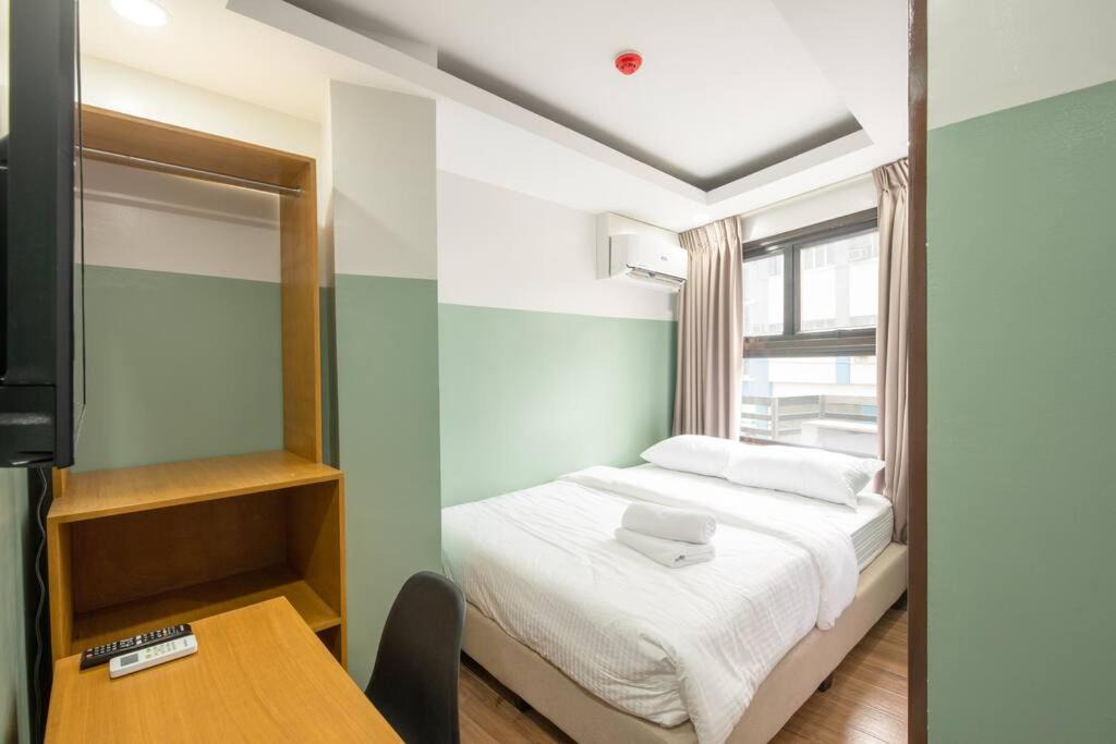Downtown Apartment | St. Marvin Studio Makati M402