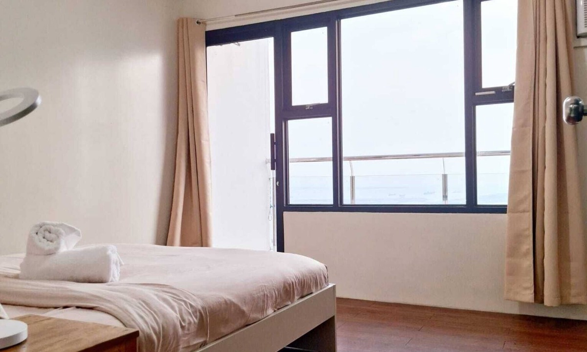 Malate Apartment | StayLuxia Superior King 1BR 1BA Suite w/Balcony Bayview Pool Gym Netflix