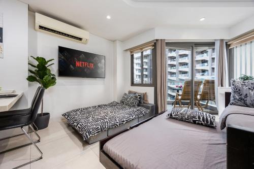 Maribago Apartment | Studio for 5 at Tambuli Residences Garden View by Dominik Studio Apartment with Pool Access & Balcony in Mactan