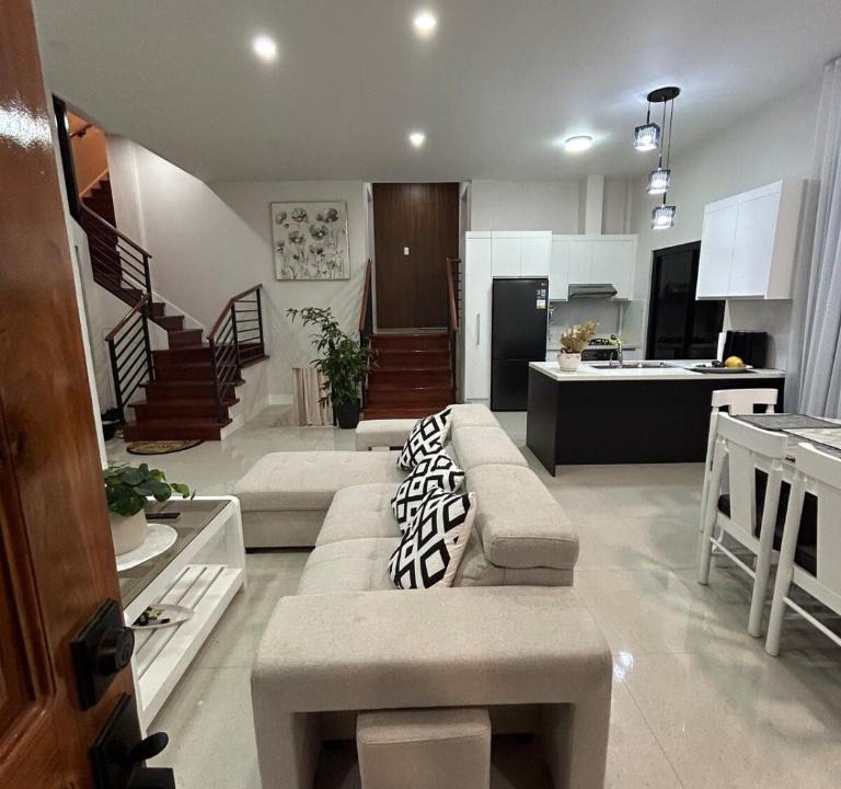 Iligan House | Stylish Modern Retreat Family Getaway