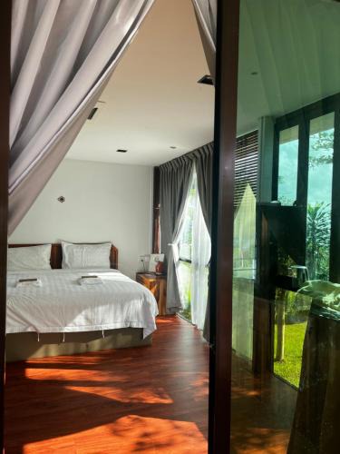 Tawau Cabin | Sunset Lodge 日落小屋 - Simply Minimalistic Rooms with Garden Views at Eco Valley Retreat Balung 豐之谷