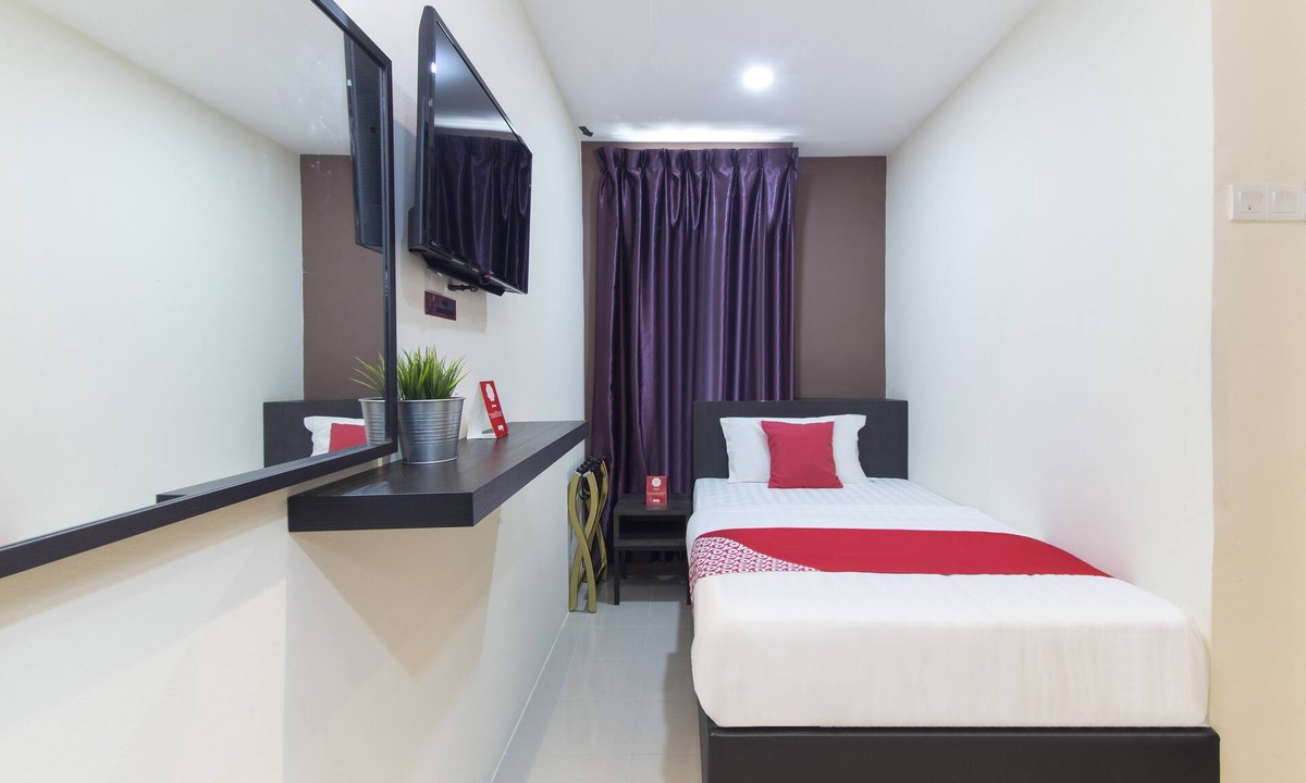 The Strand Hotel | Super OYO 326 Tc Hotel