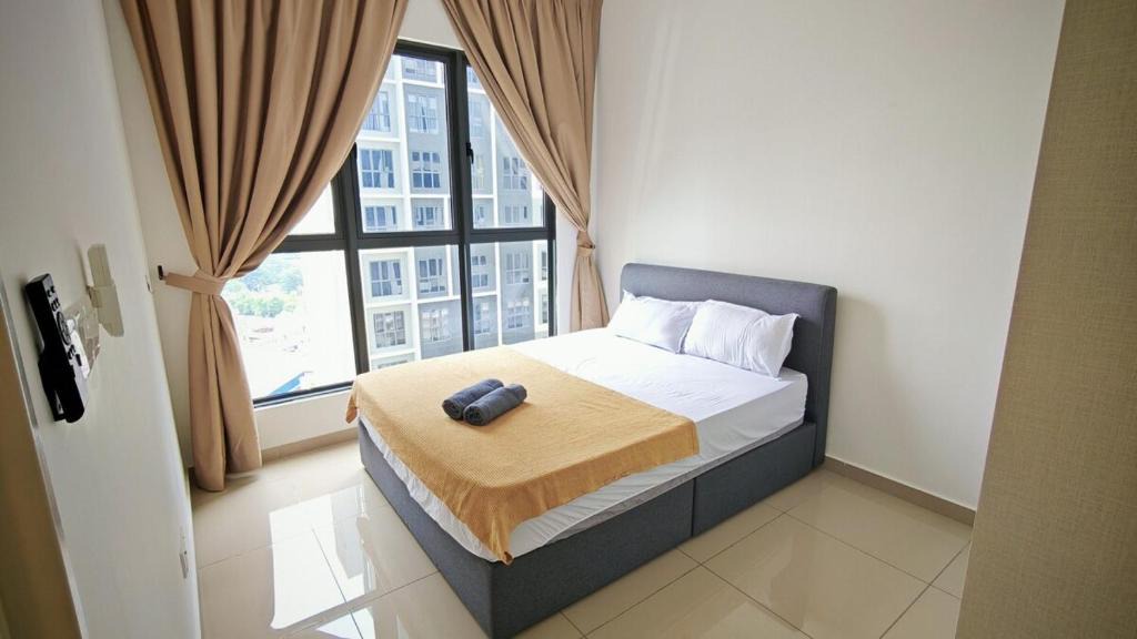 Puchong House | Suria Garden Master Room - Private Toilet Bathroom - Living Room Shared