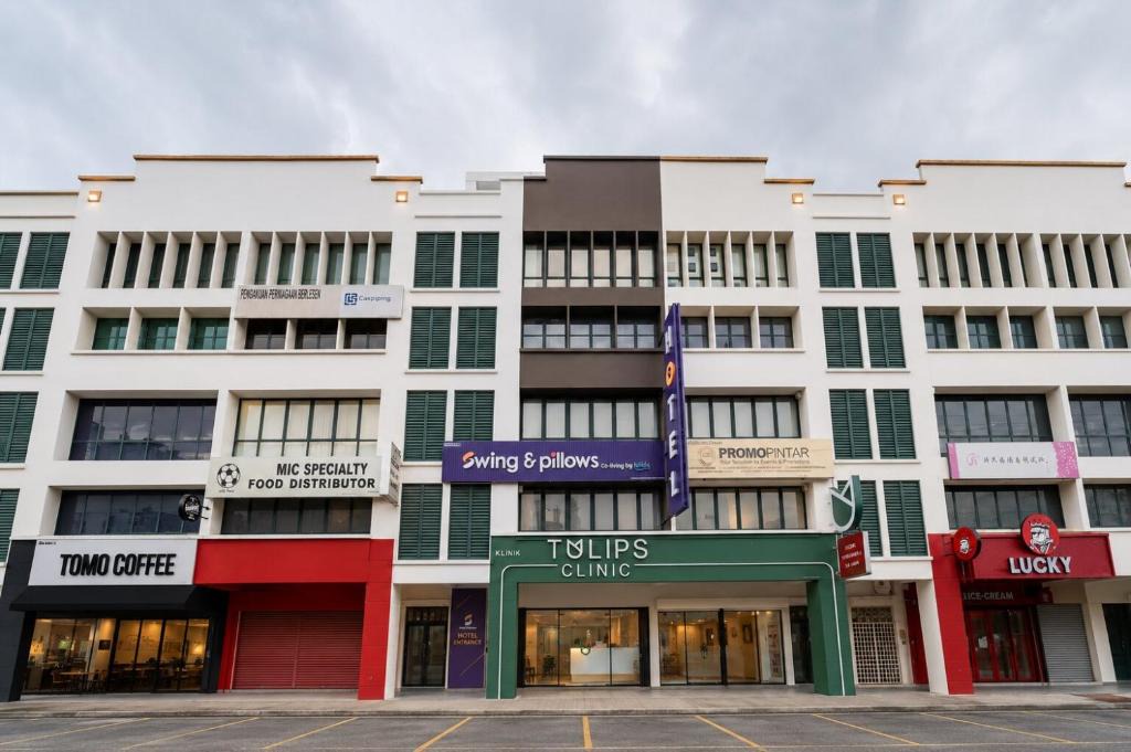 Damansara Perdana Hotel | Swing and Pillows - Damansara Perdana