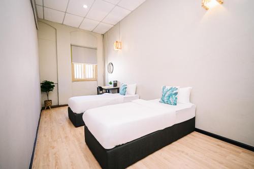 Chinatown Hotel | Swing & Pillows - 87 Chulia St, Georgetown Penang
