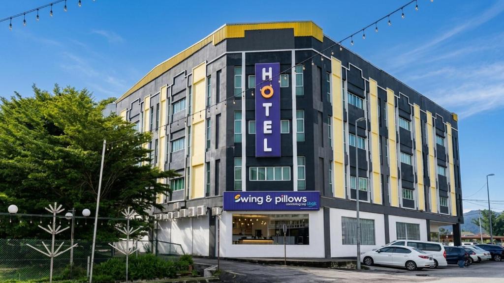 Ampang Baru Hotel | Swing & Pillows - Golden Roof Hotel Ampang, Ipoh
