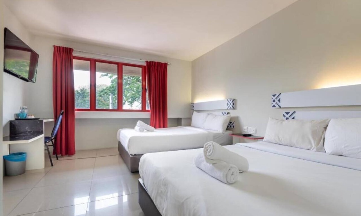 SS 2 Hotel | Swing & Pillows @ PJ SS2