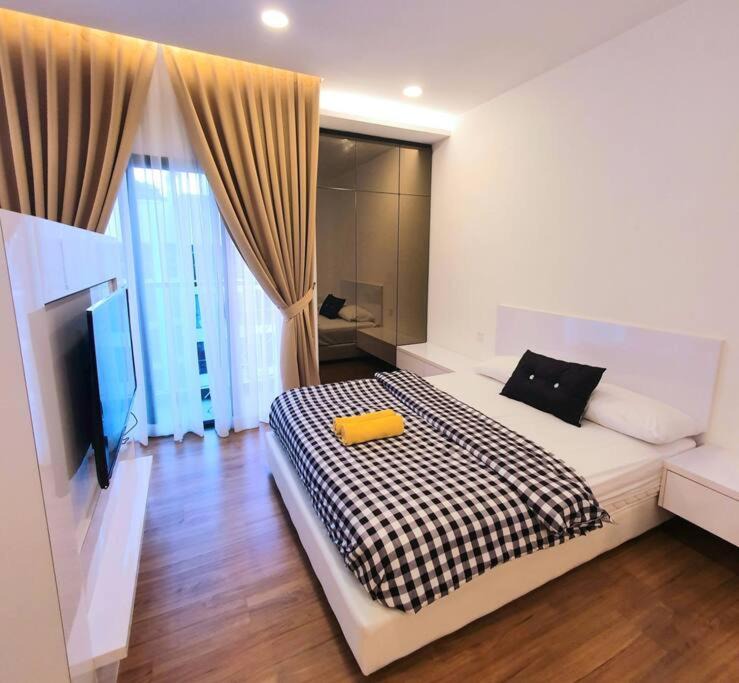 Seri Kembangan Apartment | Symphony Tower -Simfo 10- Free Wifi, Parking, Netflix