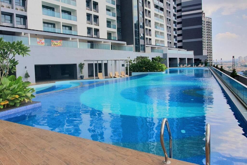 Seri Kembangan Apartment | Symphony Tower -Simfo 8- "Free Wifi, Parking, Netflix"