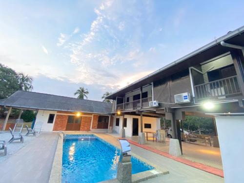 Si Rusa Villa | The Wooden Retreat Port Dickson -22 paxs