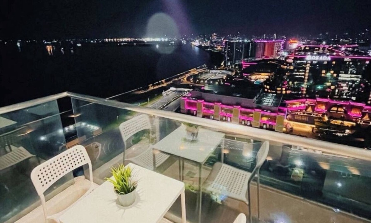 Paranaque Apartment | This seaview condo overlooking Manila Bay offers quiet comfort and inner joy