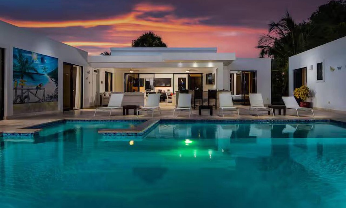 La Mulata Villa | Tropical Escape 3 BR Private Pool/lawn/Fenced