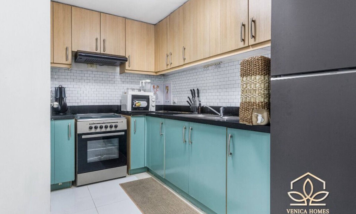Forbes Park Condo | Tropical Oasis with the best unobstructed view of BGC + 100mbps wifi & Netflix