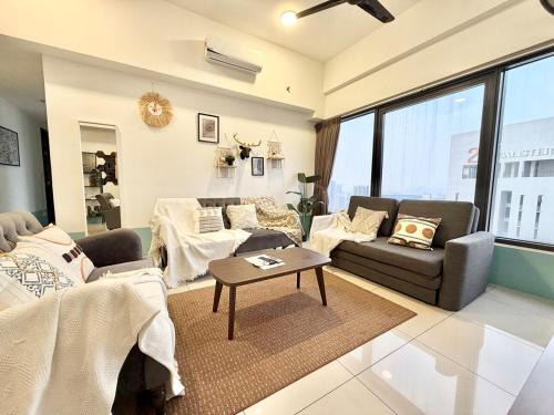 Downtown George Town Apartment | Tropicana 218 Macalister #Top Floor #360 degree View #Local Eateries and convenient store #Infinity Pool #Georgetown #Near Island Hospital