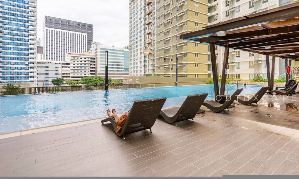 Cebu Apartment | Two Furnished Studios | City View, WiFi, Netflix and Pool