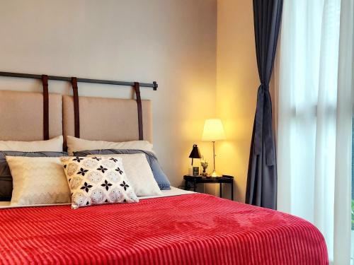 Bonifacio Global City Apartment | Uptown 7U Suites Steps Away from Major Malls with Parking and Washer for Family, Long Stay and WFH