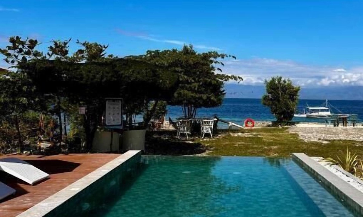 Moalboal Hostel | UZURI KUBO HUTS