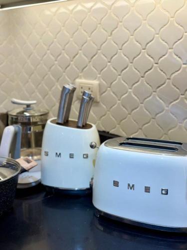 Pinagsama Apartment | Venice Luxe Corner -studio type- Pool, Sauna, kitchen, Netflix for 3 guests only