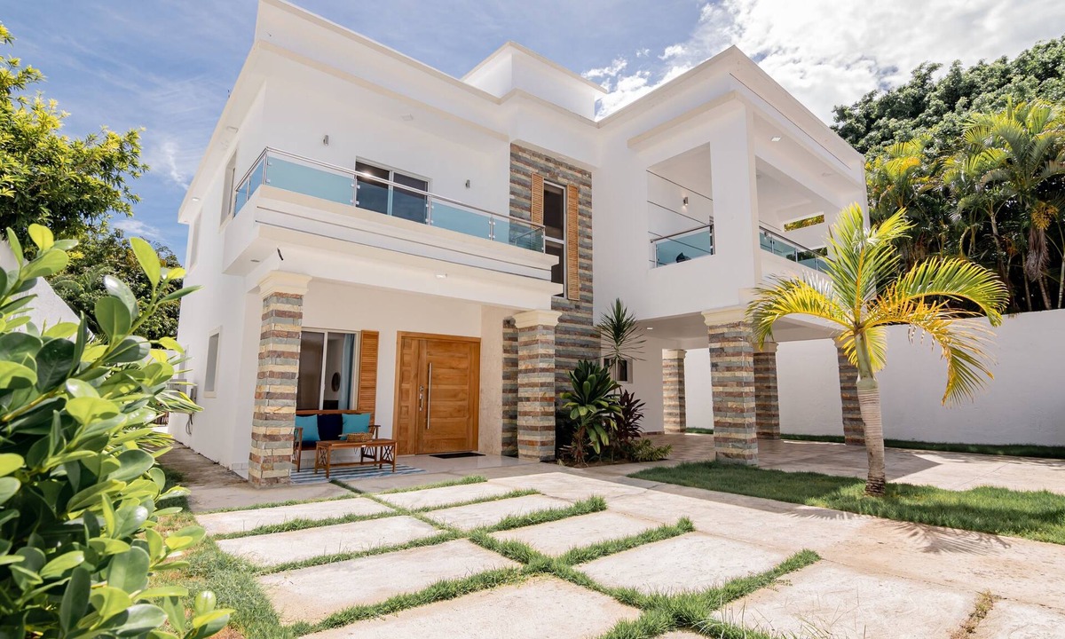 Costambar House | Villa Belle Mar with a pool and within walking distance of the beach!
